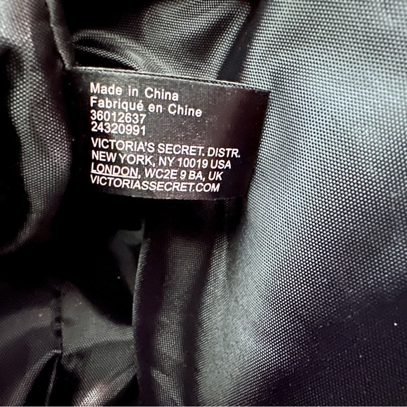 Victoria Secret Make Up Bag - Need, want, such a fine line - Picture 6 of 7